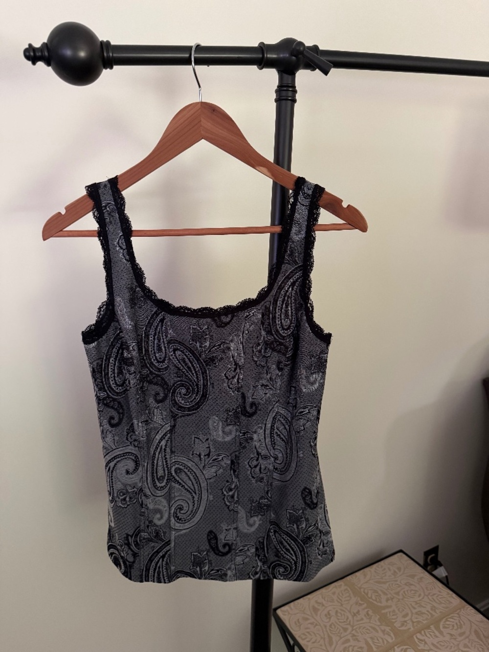 White House Black Market Vintage Y2K Gray Paisley Lace Trim Corset Style Tank